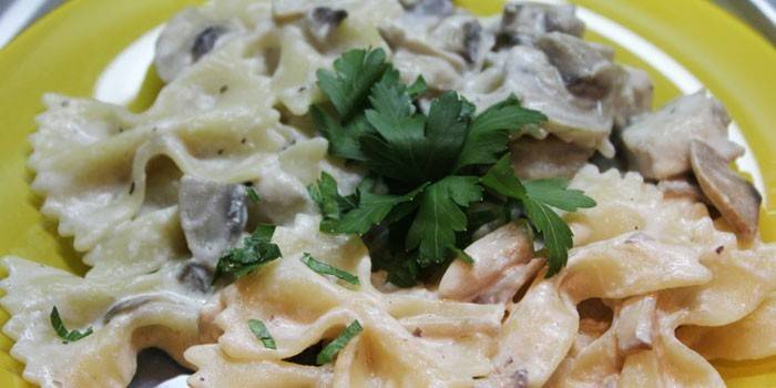 Фарфалле с грибами и куриным мясом в соусе