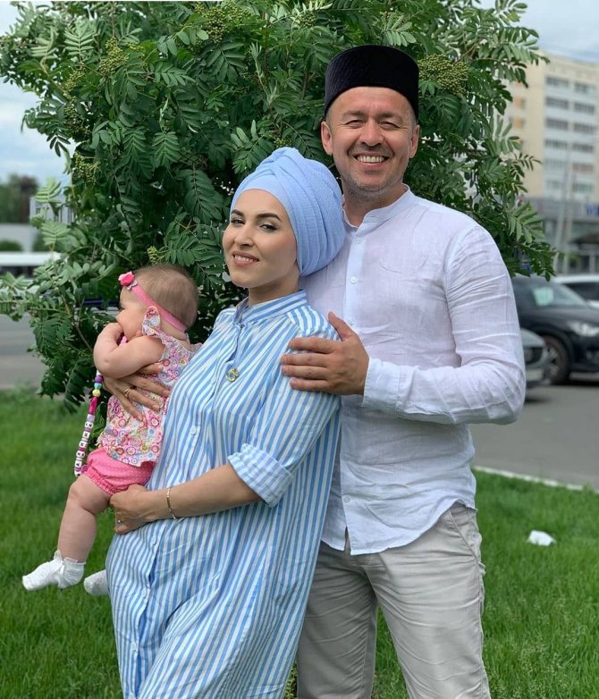 Гузэлем с мужем и дочкой