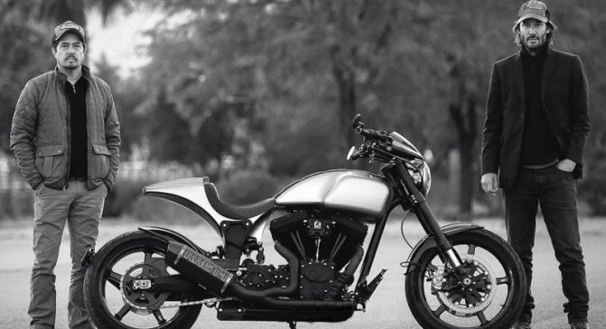 Киану Ривз со своим мотоциклом KRGT-1