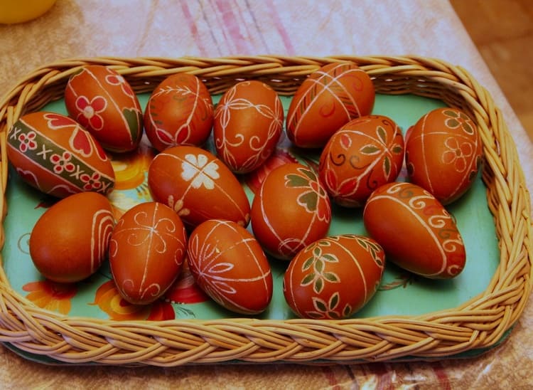 красить яйца