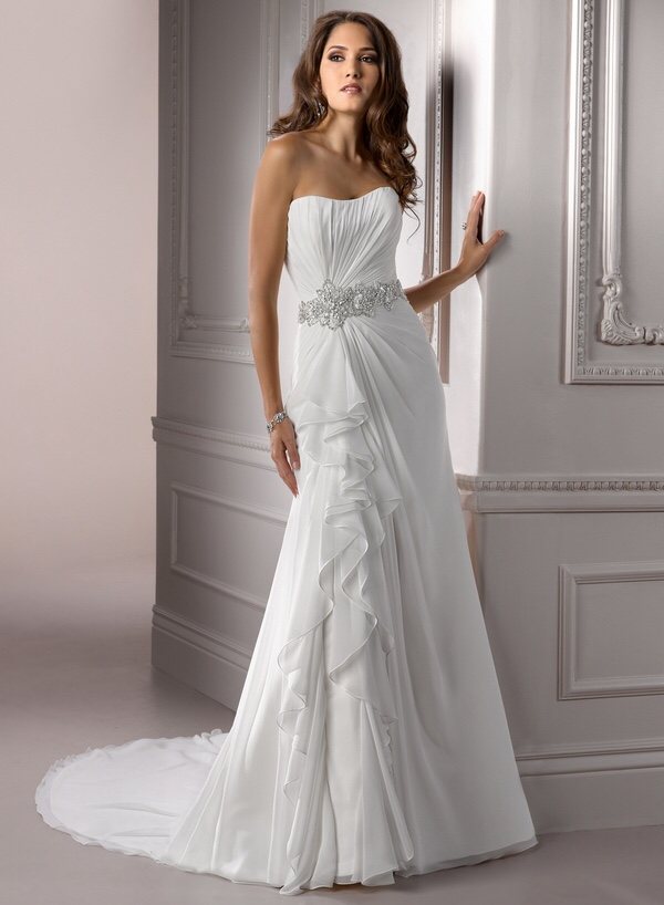 Кружевное силуэтное свадебное платье напрокат 8709 от Allure Bridals по цене 12.800 рублей на срок до 30 дней без залога - студия Таффета в Москве - прокат свадебных платьев