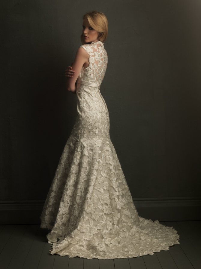 Кружевное силуэтное свадебное платье напрокат 8709 от Allure Bridals по цене 12.800 рублей на срок до 30 дней без залога - студия Таффета в Москве - прокат свадебных платьев