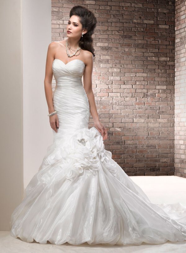 Maggie Sottero Claire - прокат свадебного платья 13.800 рублей на 30 дней в Москве, брендовое свадебное платье русалка рыбка напрокат, аренда свадебного платья со шлейфом