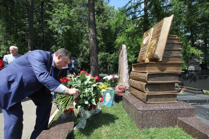 Могила Андрея Дементьева