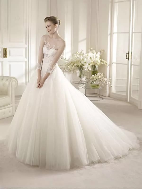 Очень пышное свадебное платье напрокат Pronovias Arizona, шикарное свадебное платье в аренду на венчание, элитное свадебное платье напрокат со шлейфом, прокат свадебного платья с рукавами, свадебное платье в аренду из тюля и кружева от 7450 руб.