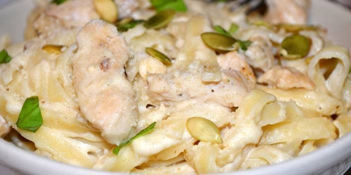 Паста с куриным мясом в сырном соусе