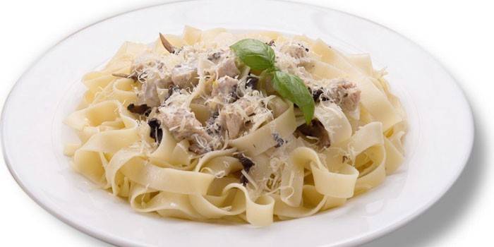 Паста с шампиньонами и мясом курицы