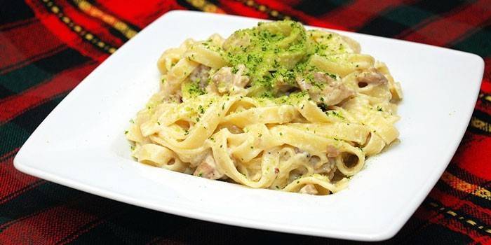 Паста в сливочном соусе с куриной грудкой и зеленью