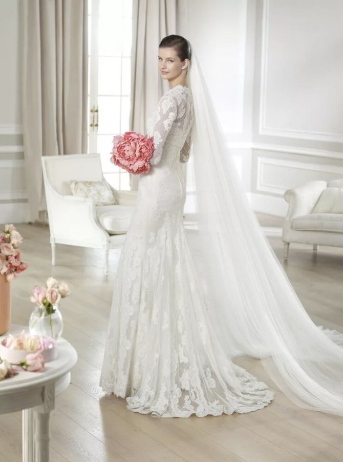 Прокат облегающего кружевного свадебного платья Pronovias Tango с болеро с длинным рукавом
