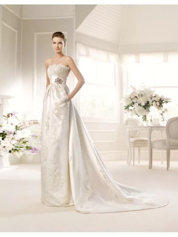 Прокат свадебного платья Pronovias Medallon, элитное свадебное платье Испания напрокат, дорогое свадебное платье со шлейфом в аренду, свадебное платье прямого кроя напрокат, кружевное свадебное платье в аренду от 6950 руб., прокат свадебного платья Pronovias на свадьбу и фотосессию до 30 дней в ТАФФЕТА