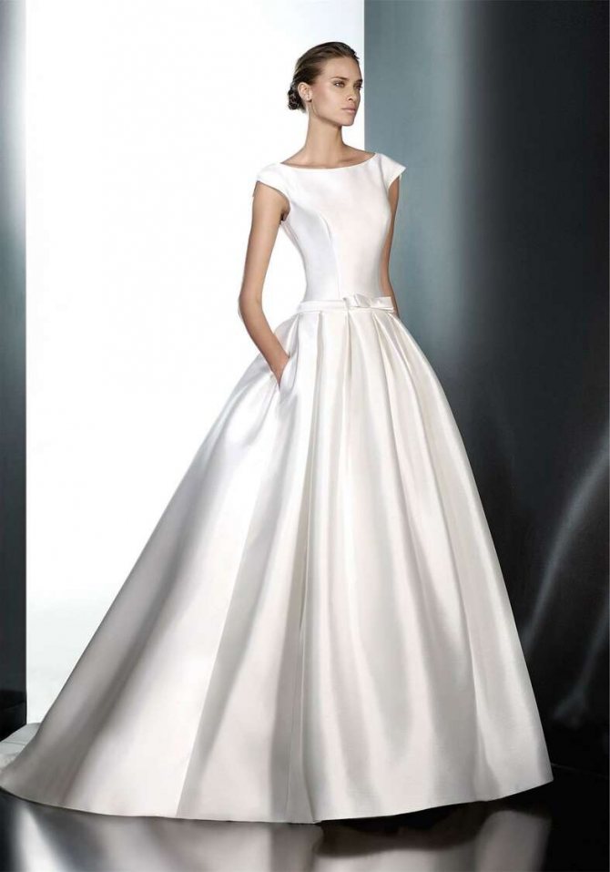 Простое но со вкусом свадебное платье Pronovias Pravina напрокат в Москве по цене 14900 руб, прокат дорогого свадебного платья в стиле минимализм в Москве