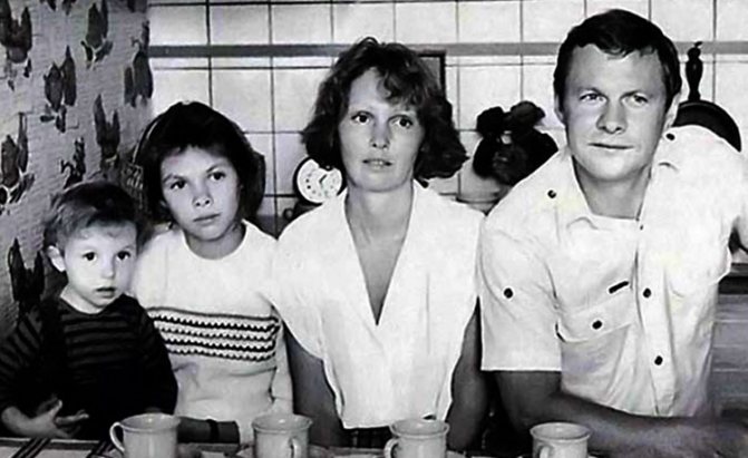 С мужем и дочерьми (1985)