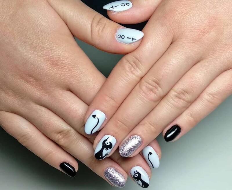 Серебряный маникюр с кошками