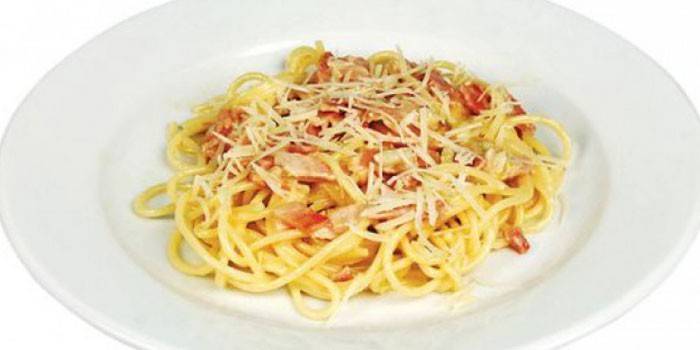 Стагетти с сыром с копченой курицей