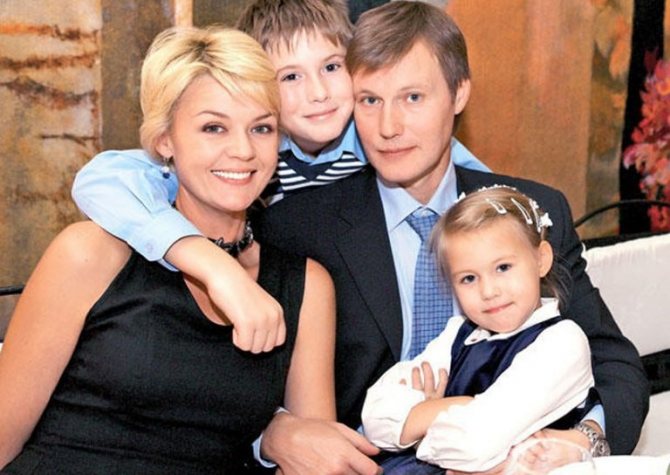 Юлия Меньшова с мужем Игорем Гординым и детьми